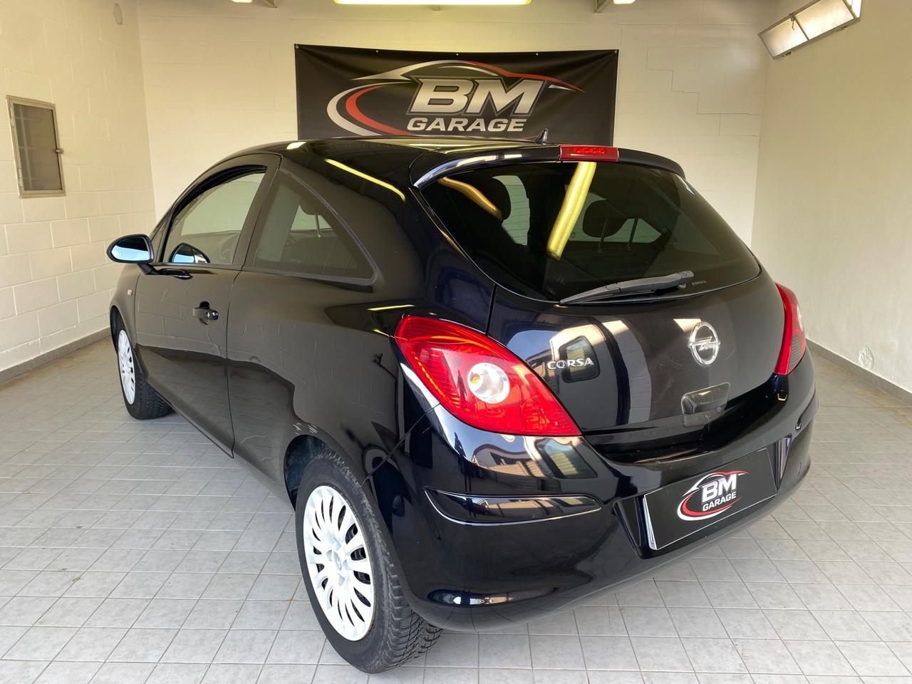 Opel Corsa 1.2 3 porte b-color
