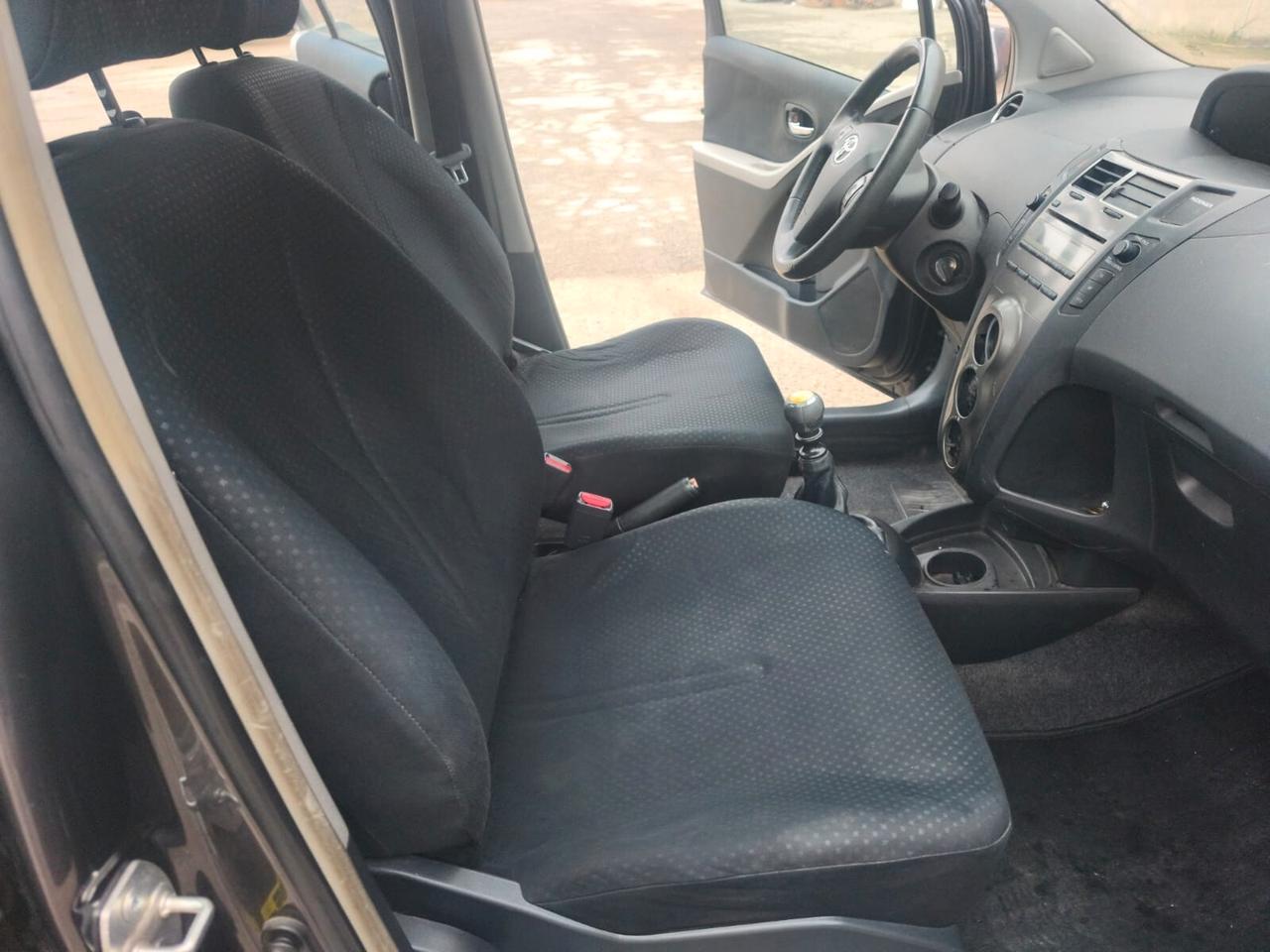 Toyota Yaris 2010---1.3 Benzina