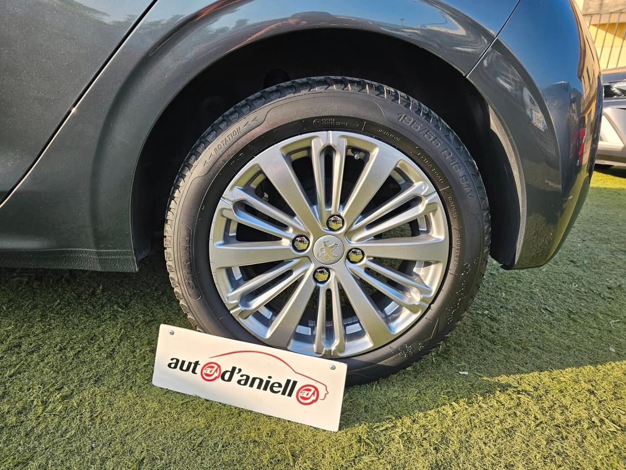 Peugeot 208 PureTech 82 5p. GPL Allure