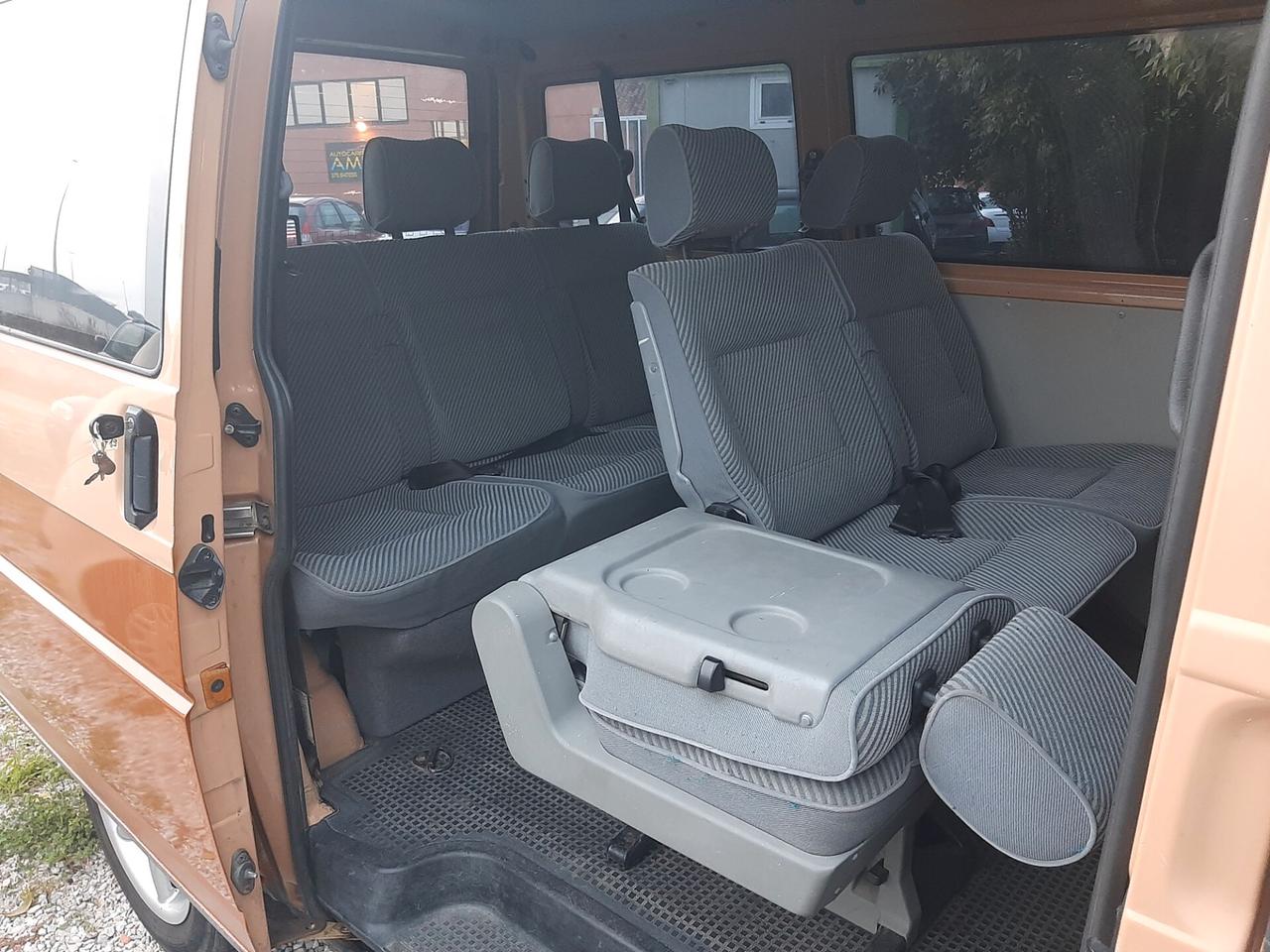 Volkswagen T4 1.9 TD 8 - Posti Caravelle