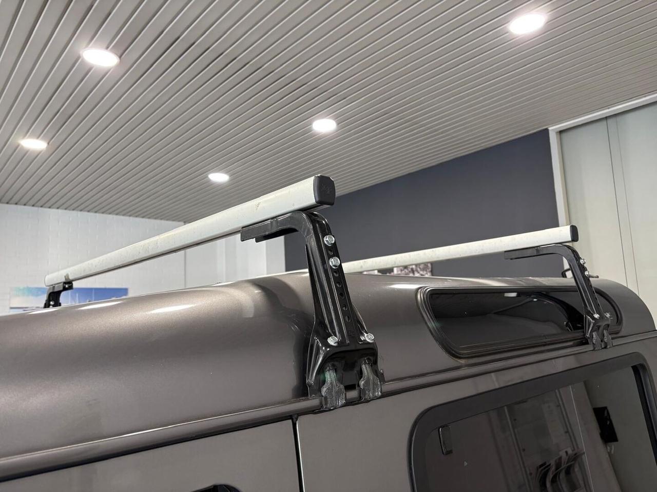 Land Rover Defender VI 2007 90 Defender 90 2.4 td E