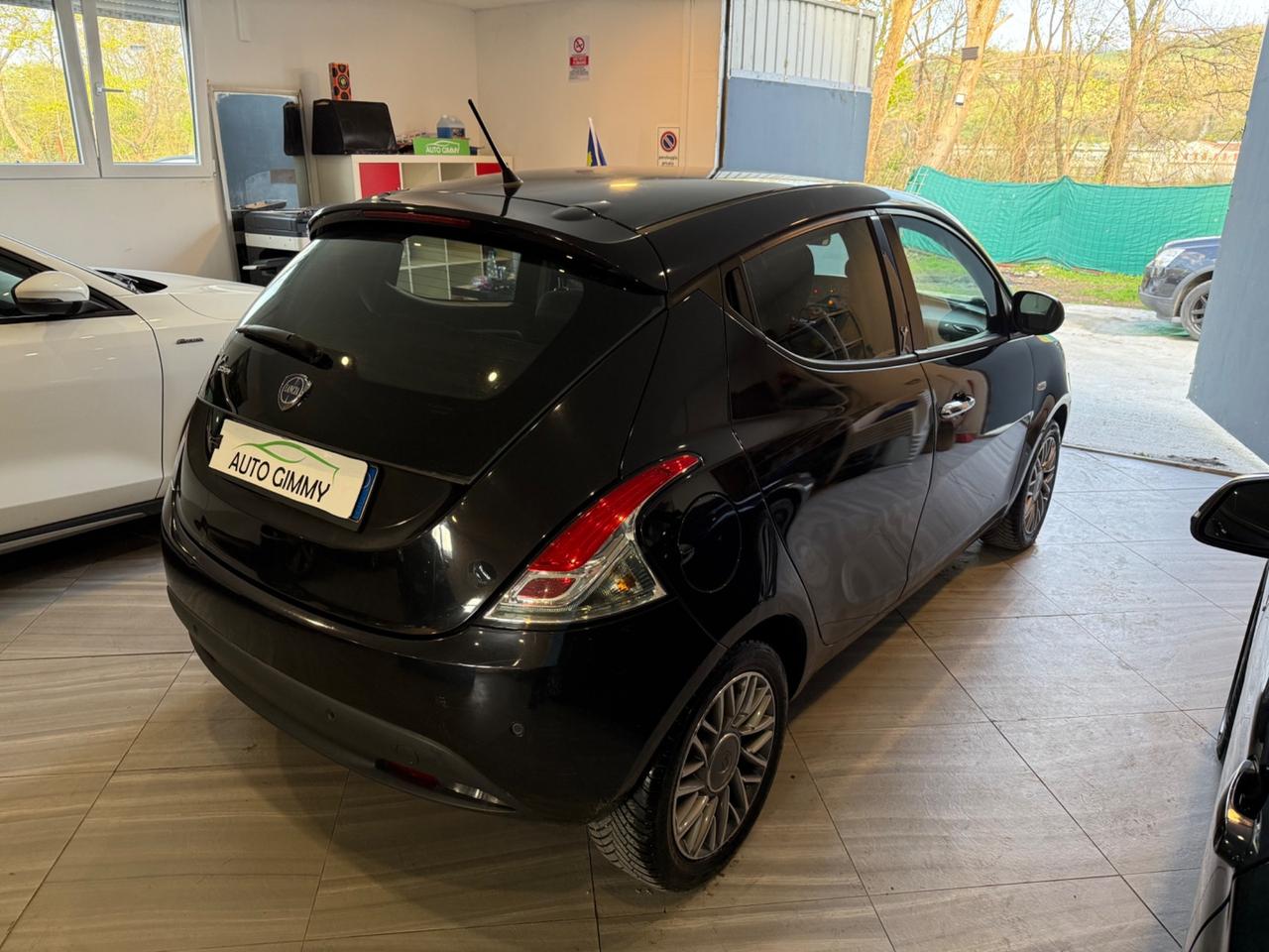 Lancia Ypsilon 0.9 GPL BENZINA ANNO 2011 neopatentati