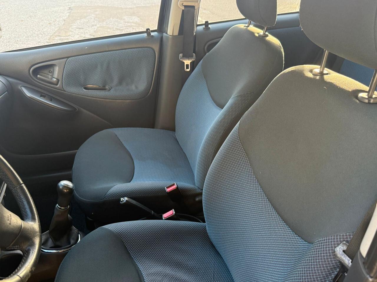 Toyota Yaris 1.0i 16V cat 5 porte Sol