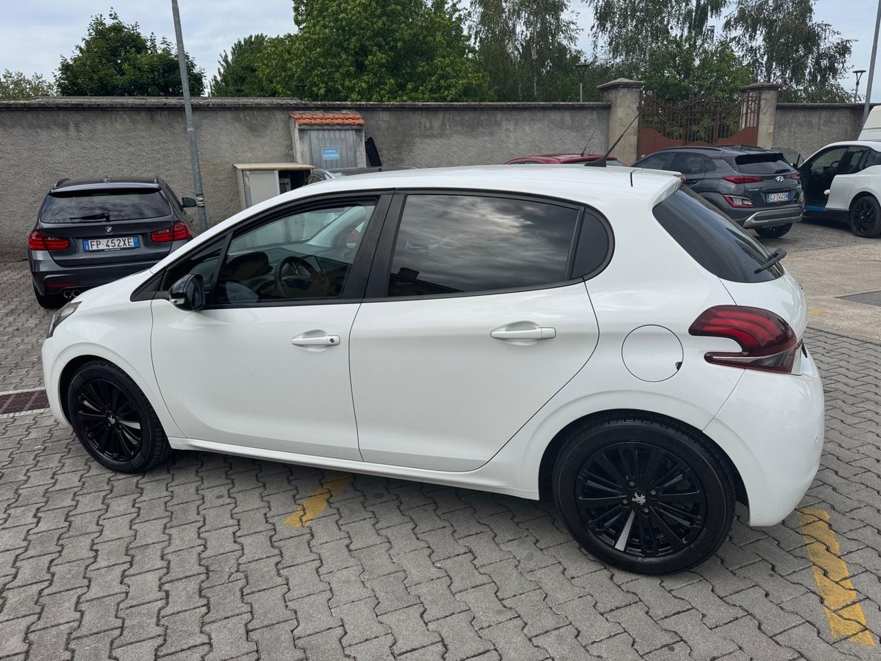 Peugeot 208 PureTech 82 5 porte neopatentati
