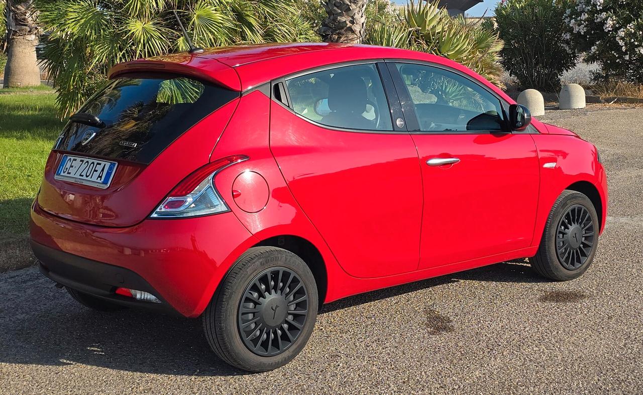 Lancia Ypsilon 1.0 FireFly 5 porte S&S Hybrid Ecochic Silver