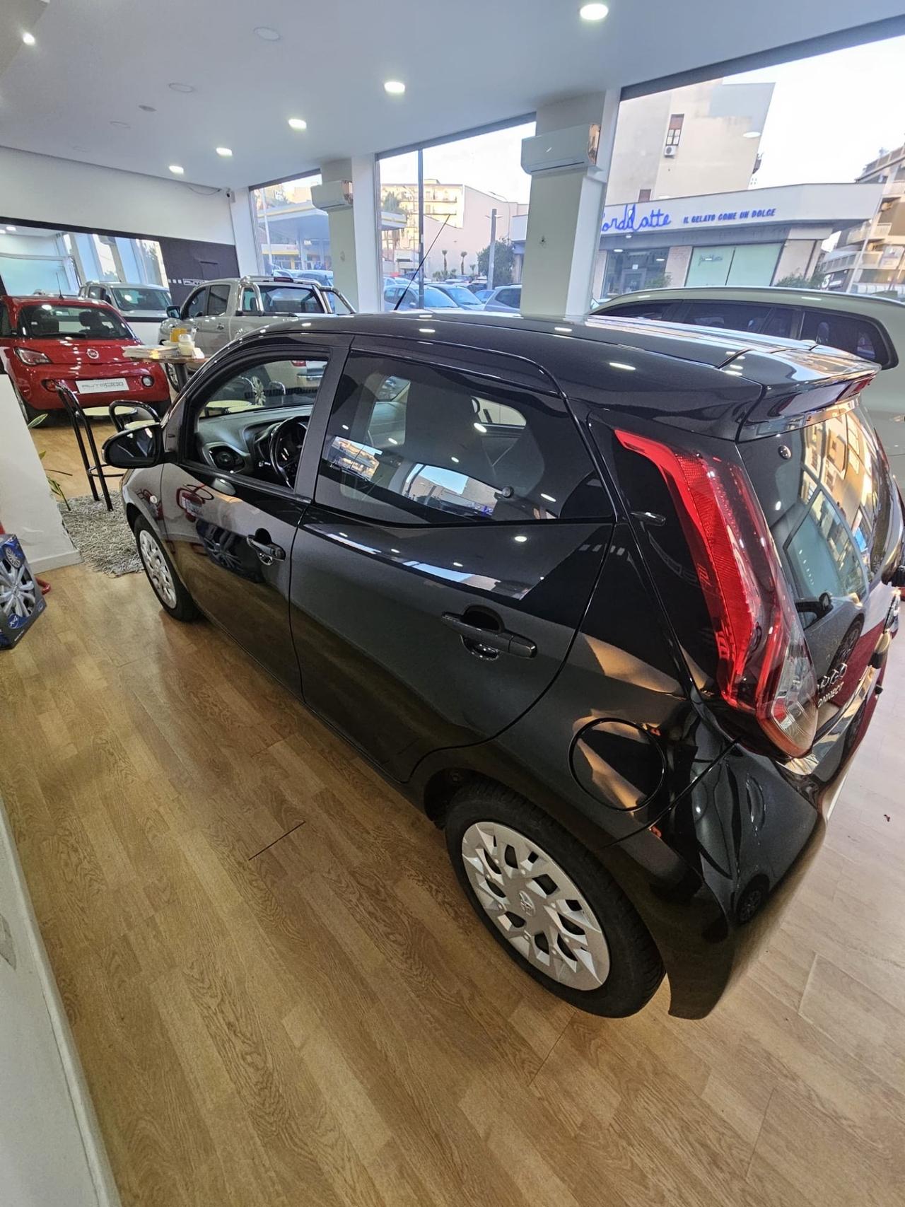 Toyota Aygo Connect 1.0 VVT-i 72 CV 5 porte x-play