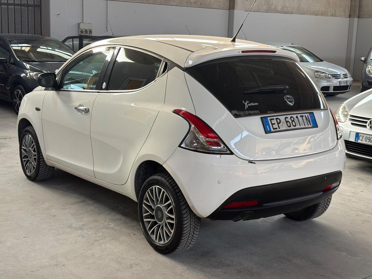 Lancia Ypsilon 0.9 TwinAir 85 CV 5 porte Metano Ecochic Silver