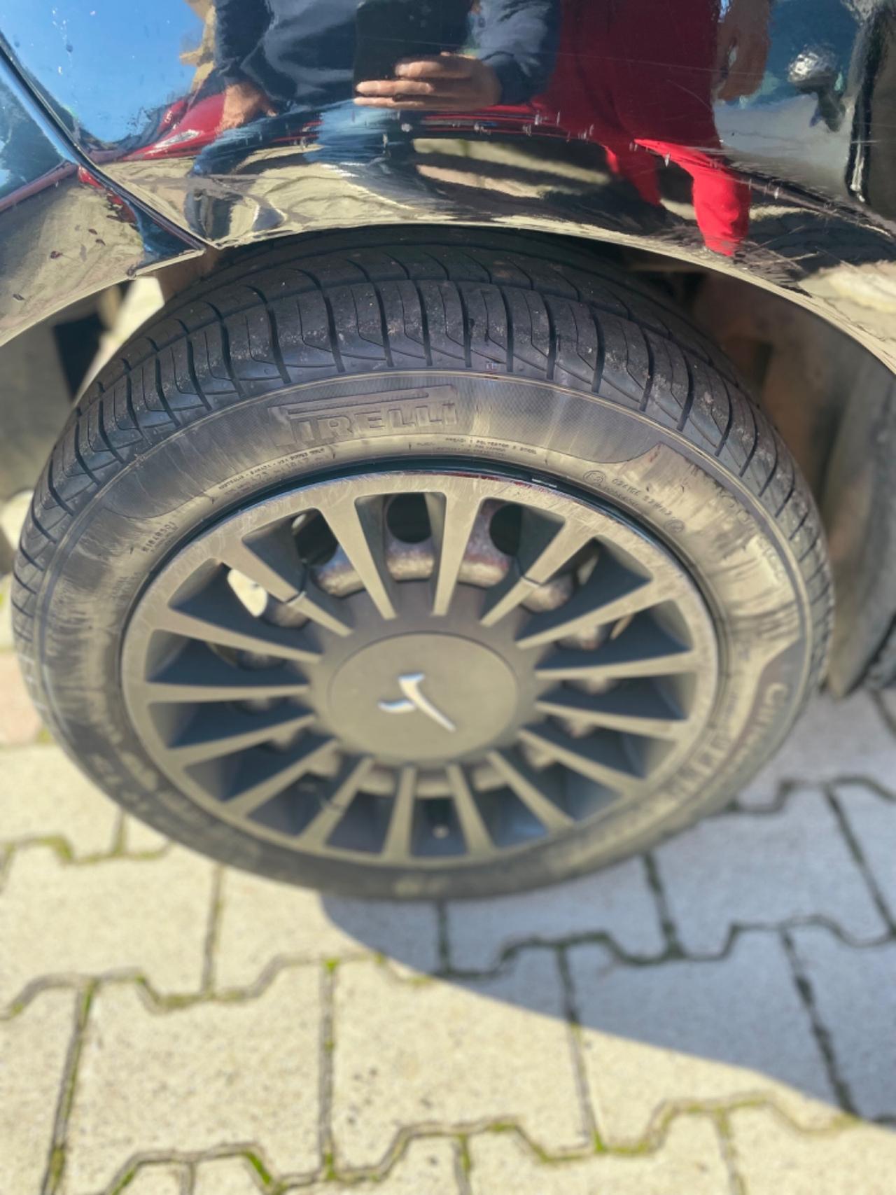 Lancia Ypsilon 1.3 MJT 16V 95 CV 5 porte S&S Black&Red