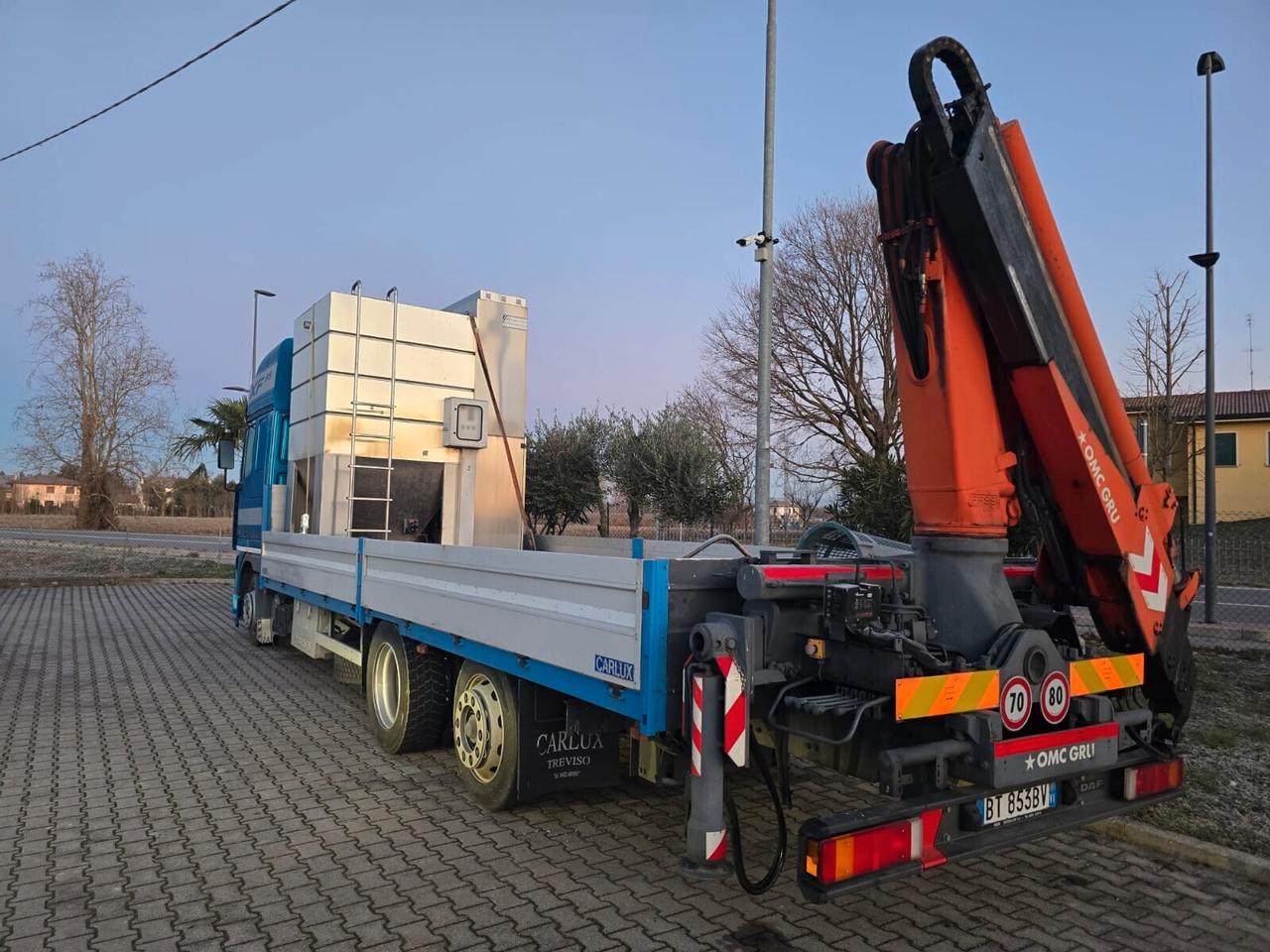 DAF XF 480 RIBASSATO 3 ASSI CON GRU POSTERIORE