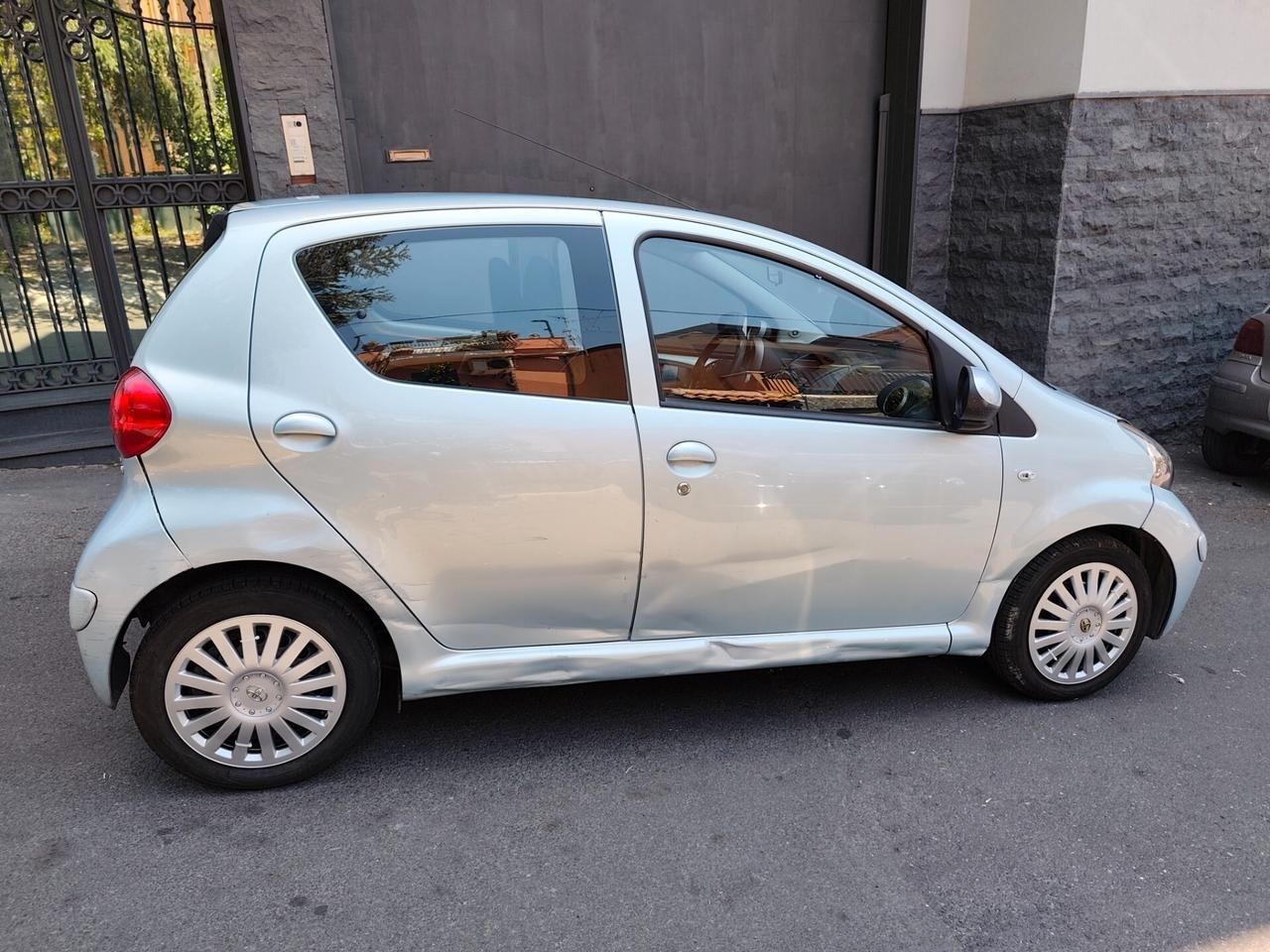 Toyota Aygo 1.0 benzina Automatica leggi