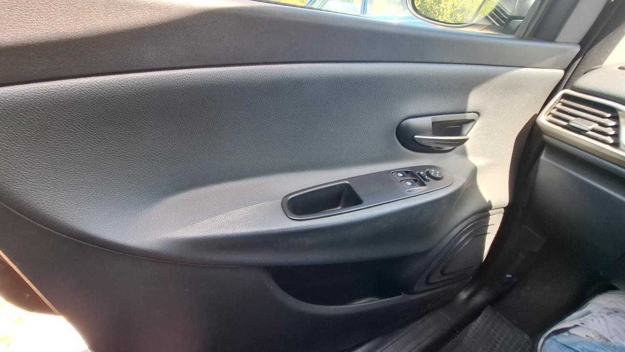 Lancia Ypsilon 0.9 TwinAir 85 CV 5 porte Metano Ecochic Silver
