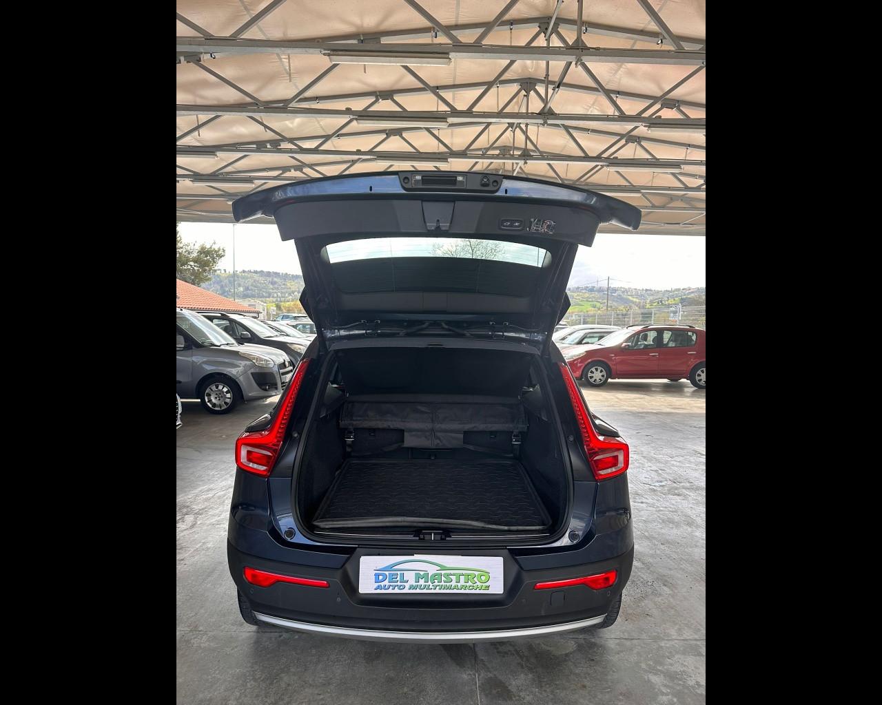 VOLVO XC40 (2017-->) - XC40 D3 AWD Geartronic Momentum