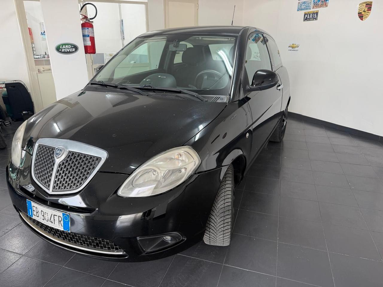 Lancia Ypsilon 1.3 MJT 75 CV Versus