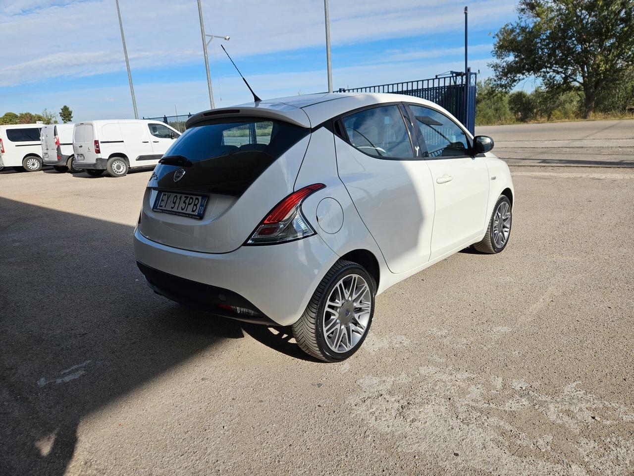 Lancia Ypsilon 1.2 69 CV 5 porte S Momodesign
