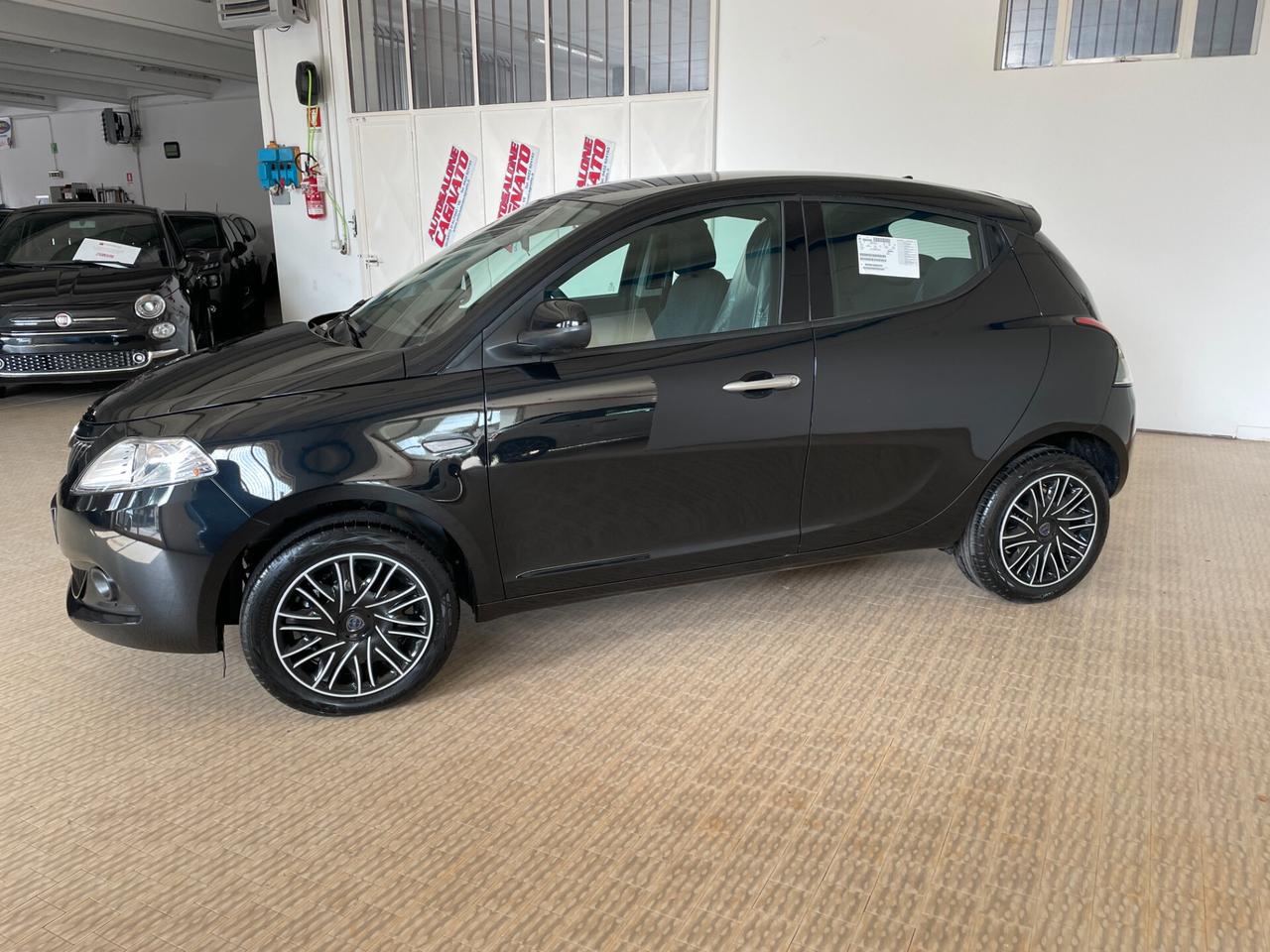 Lancia Ypsilon 1.0 FireFly 5 porte S&S Hybrid Oro
