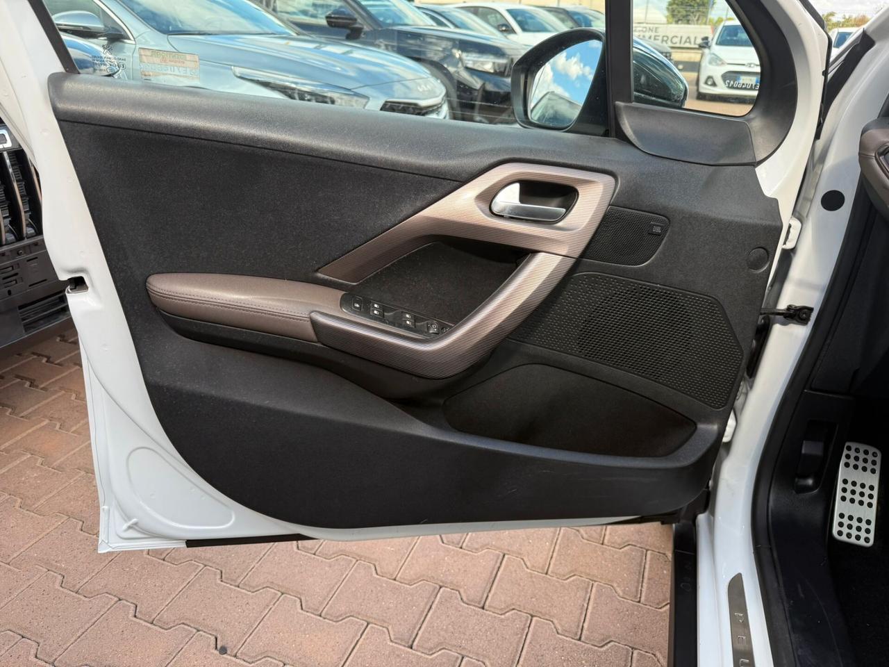 Peugeot 2008 1.6 e-HDi 115 CV Stop&Start Féline