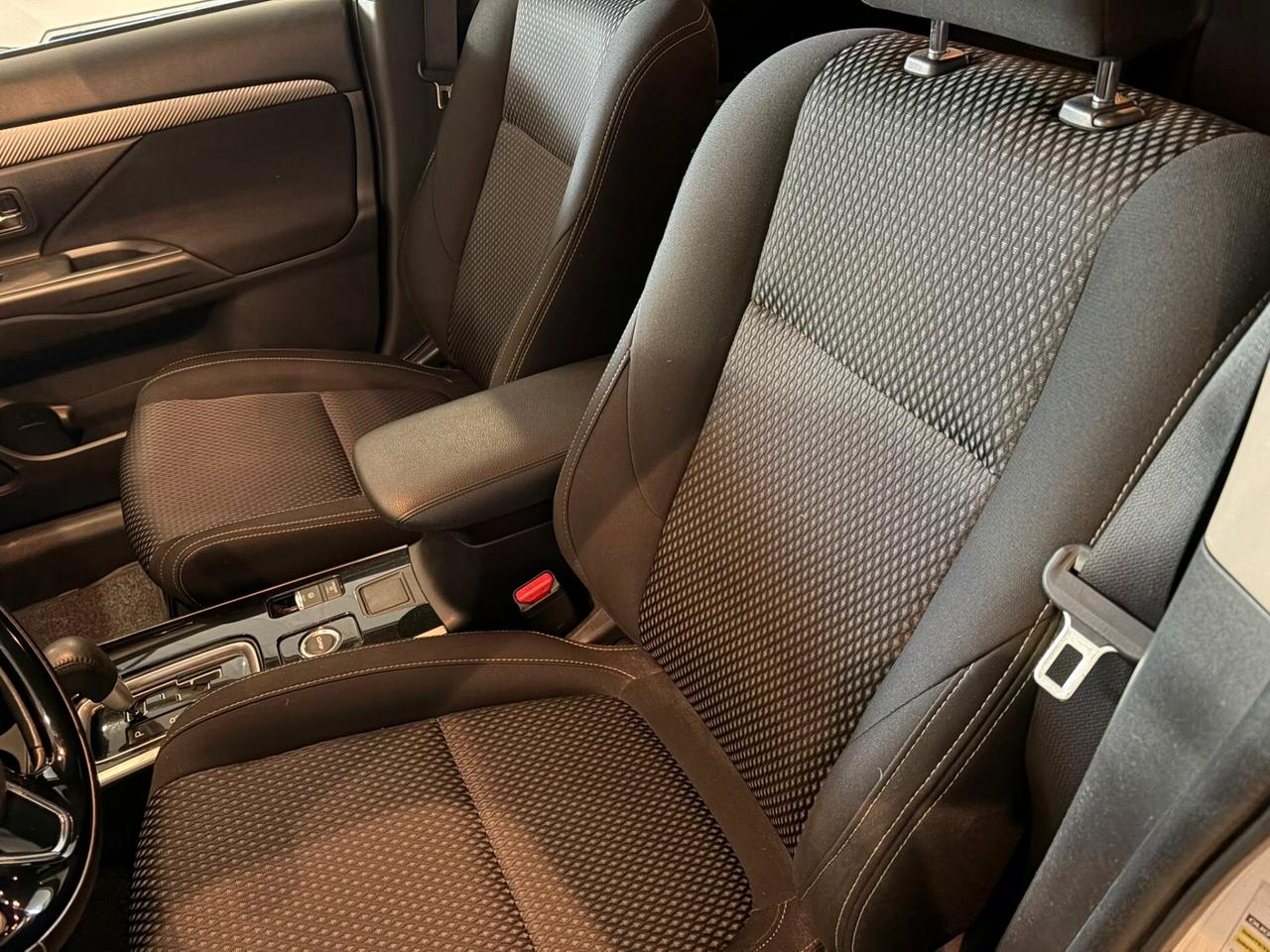 Mitsubishi Outlander 2.2 DI-D 4WD Instyle Plus SDA 7 posti