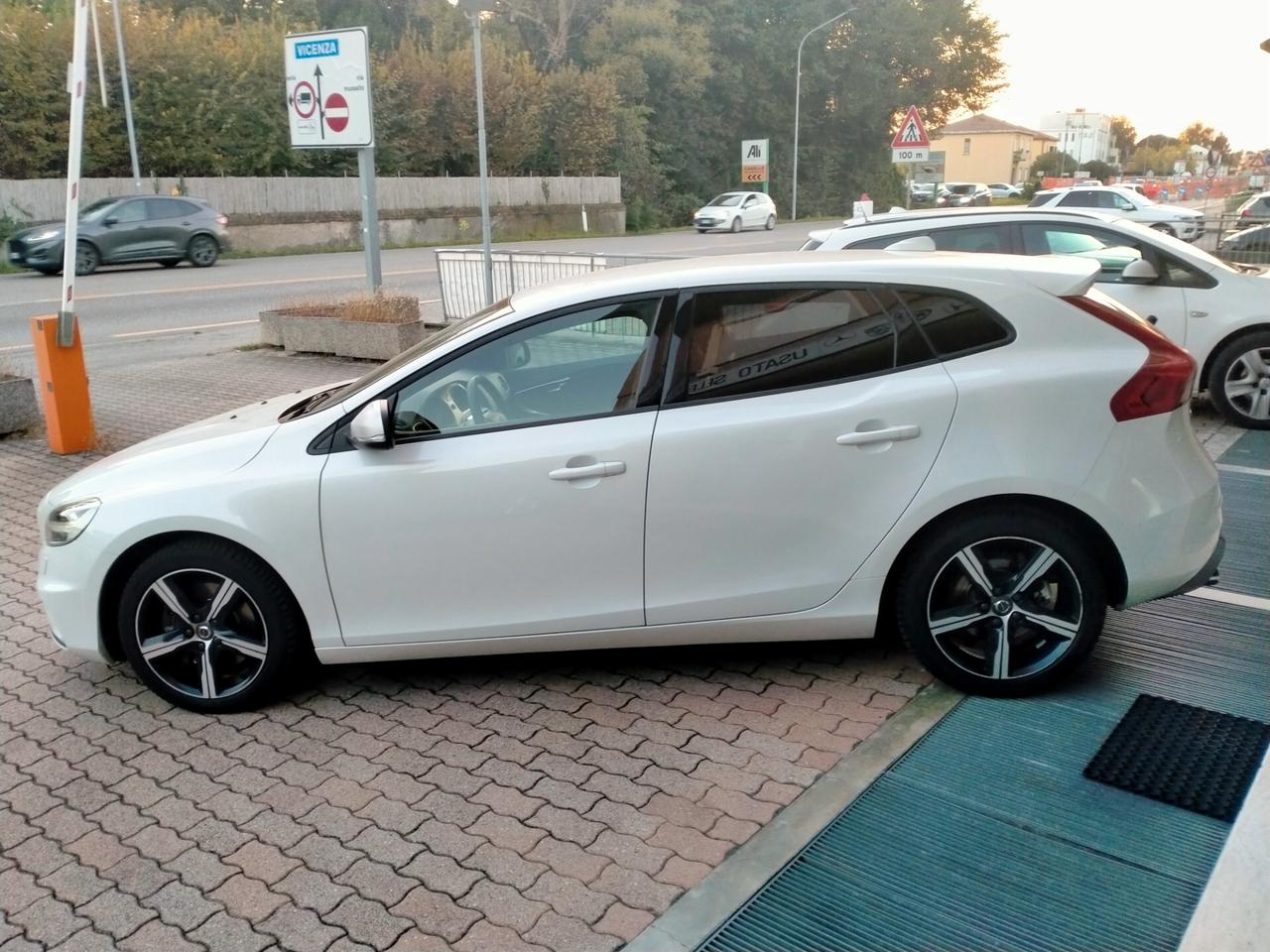 Volvo V40 2.0D3 R-DESIGN GEARTRONIC 8M M.Y.17 E6 FULL LED SYSTEM /PELLE ALCANTARA
