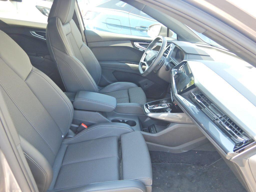 Audi Q4 45 e-tron S line Matrix ACC