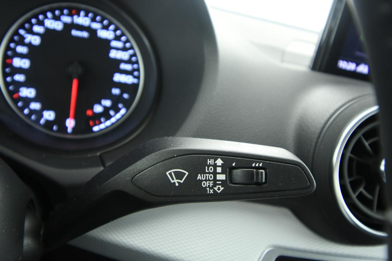 AUDI Q2 35 1.5 tfsi Business Design LED+C17"