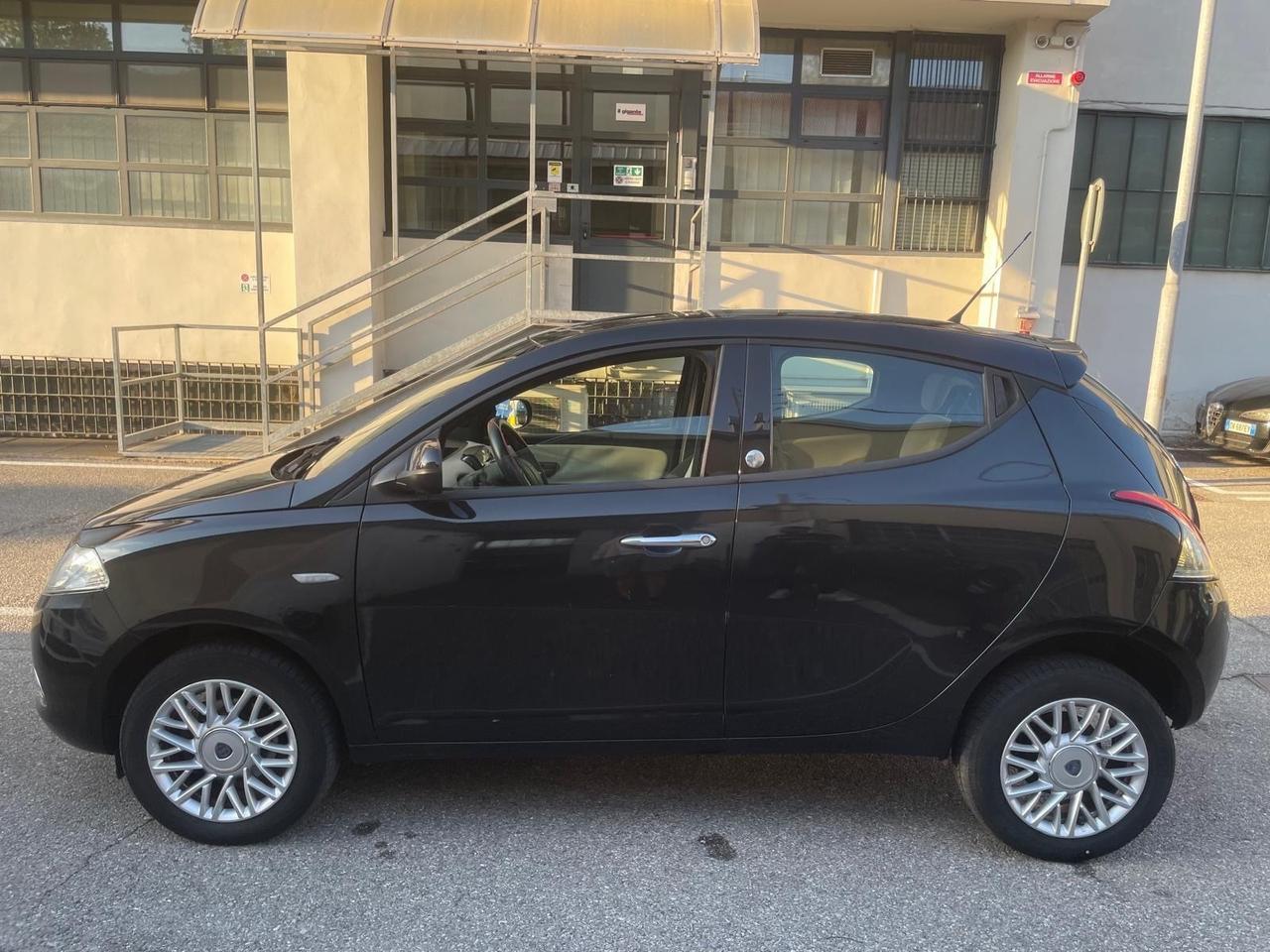 Lancia Ypsilon 0.9 TwinAir 85 CV 5 porte Metano Ecochic Gold