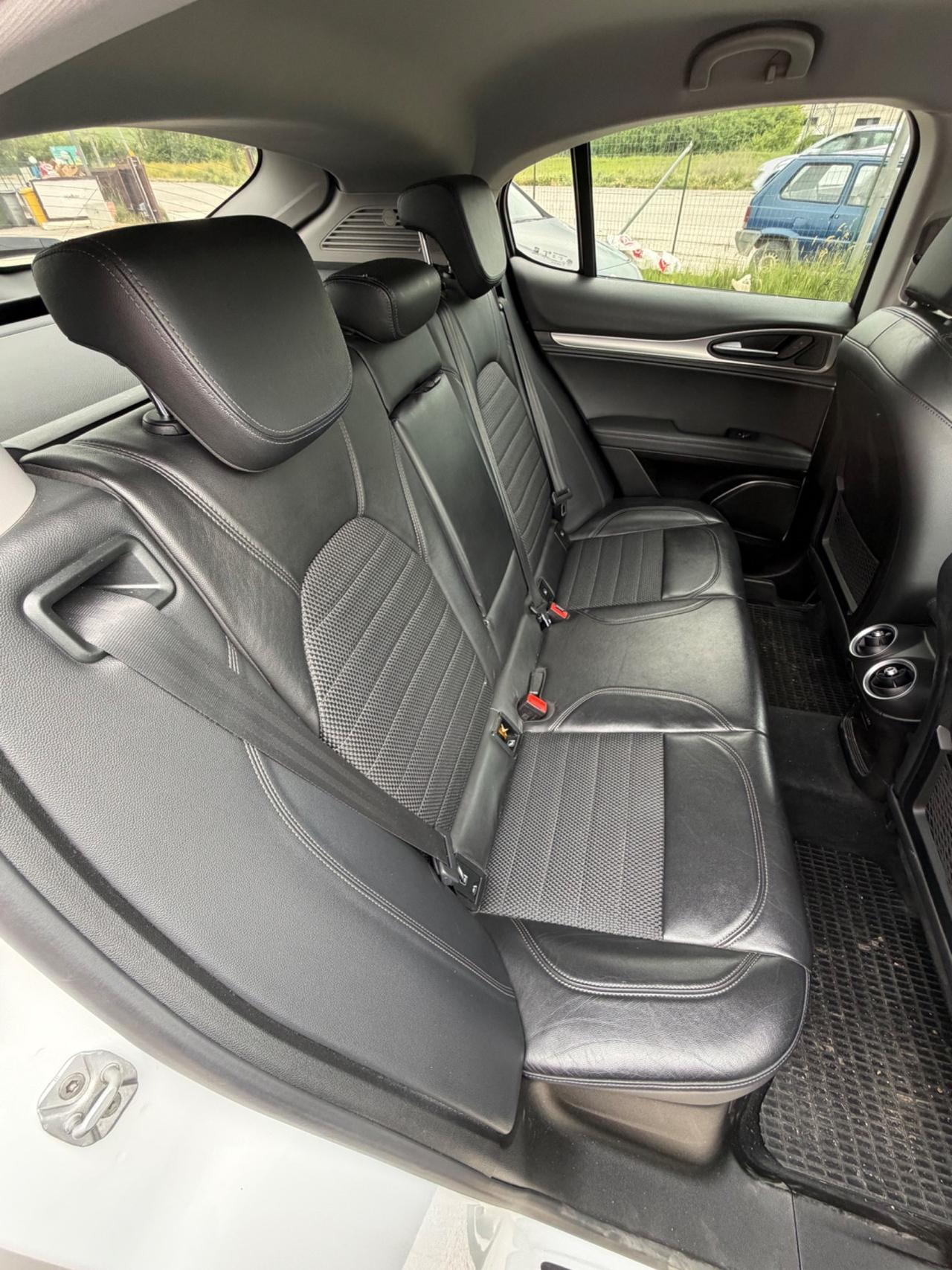 Alfa Romeo Stelvio 2.2 Turbodiesel 160 CV AT8 RWD Sport-Tech
