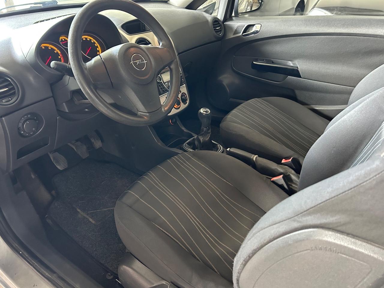 Opel Corsa NEOPATENTATI UNICOPROPRIETARIO