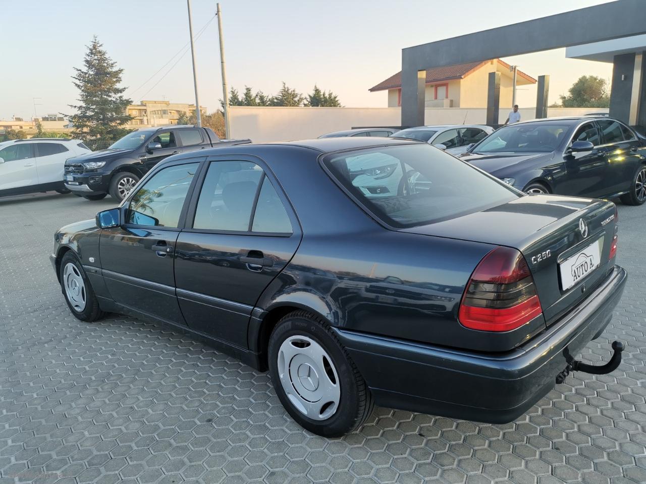 MERCEDES-BENZ C 250 TD Classic CON GANCIO TRAINO