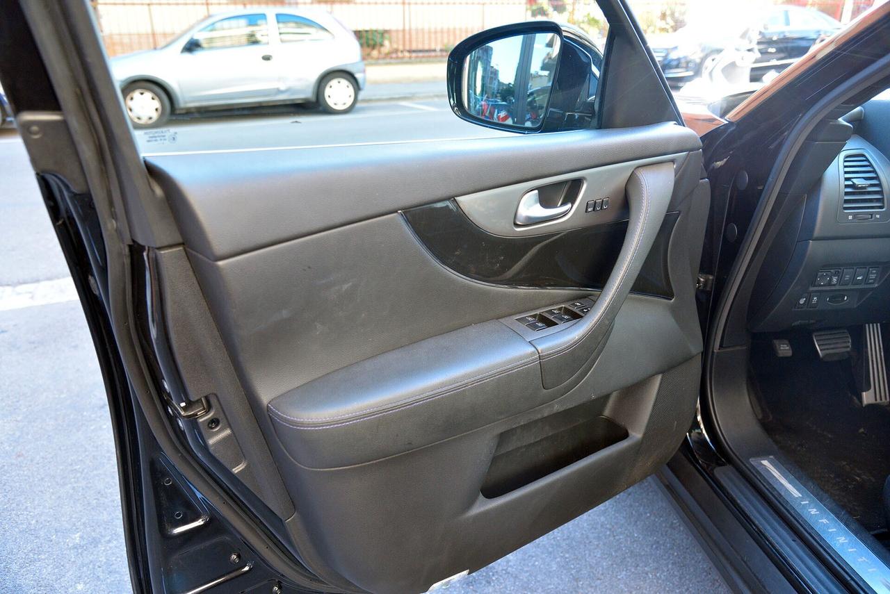 Infiniti QX70 3.0 diesel V6 AT S