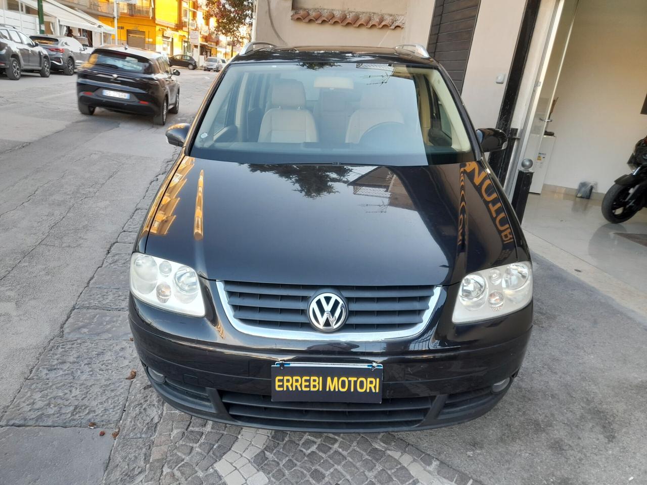 Volkswagen Touran 1.6 FSI Highline