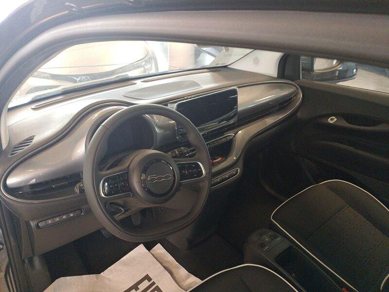 FIAT 500e 500 Nuova 500 Hatchback My23 La Nuova 500 - 320 Berlina