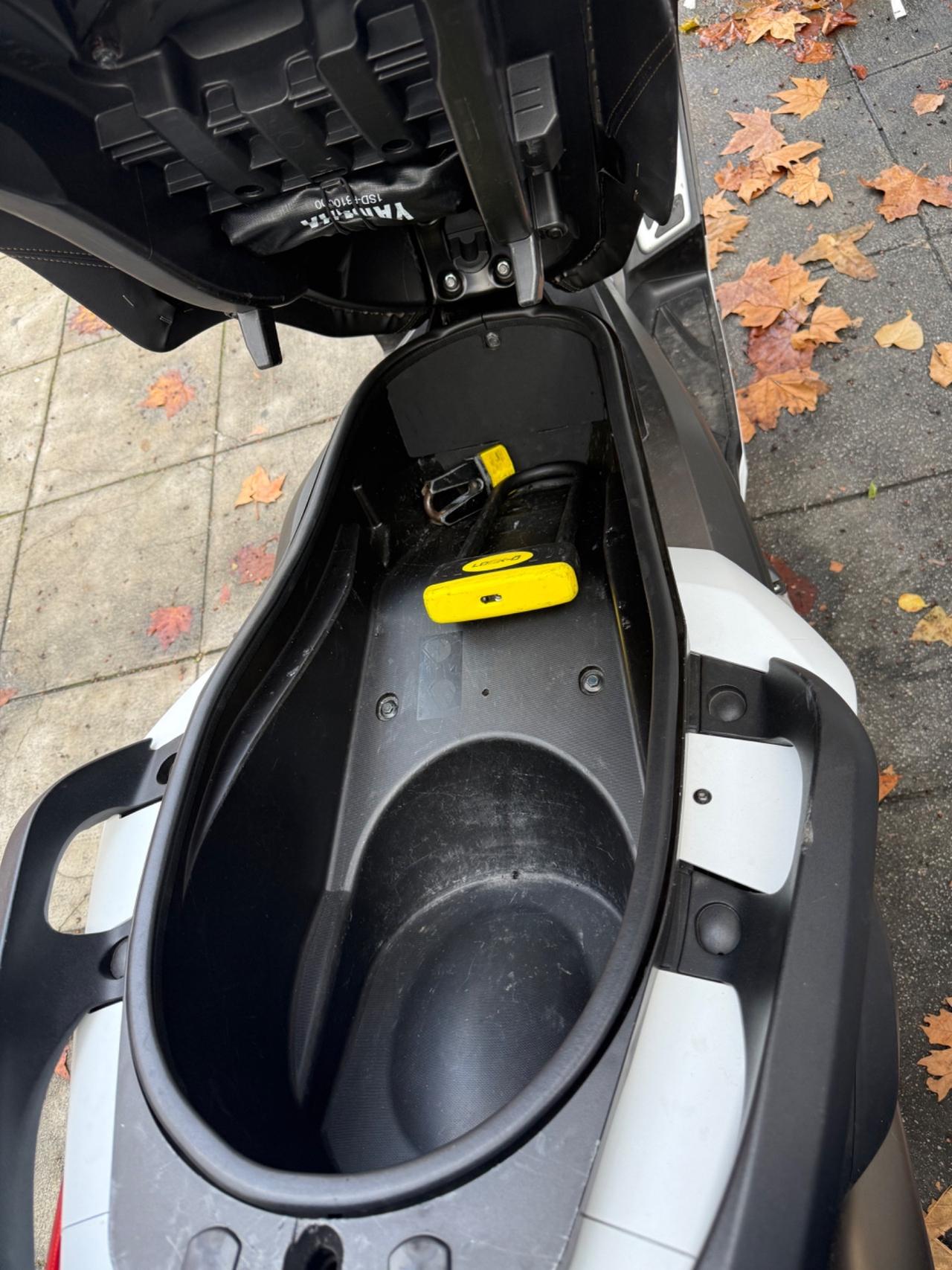 Yamaha X-Max 400 full