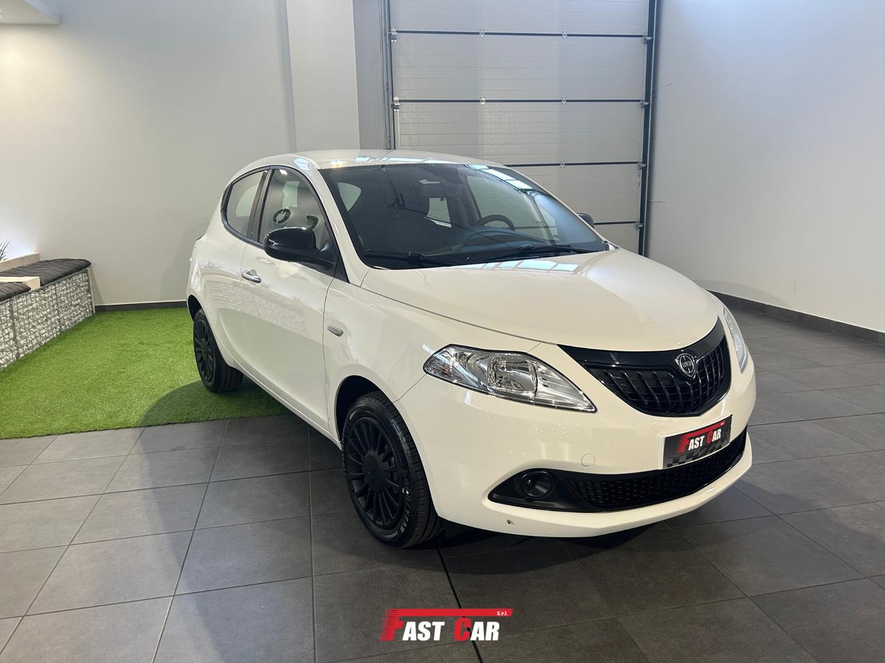 Lancia Ypsilon 1.0 FireFly 5 porte Hybrid Silver