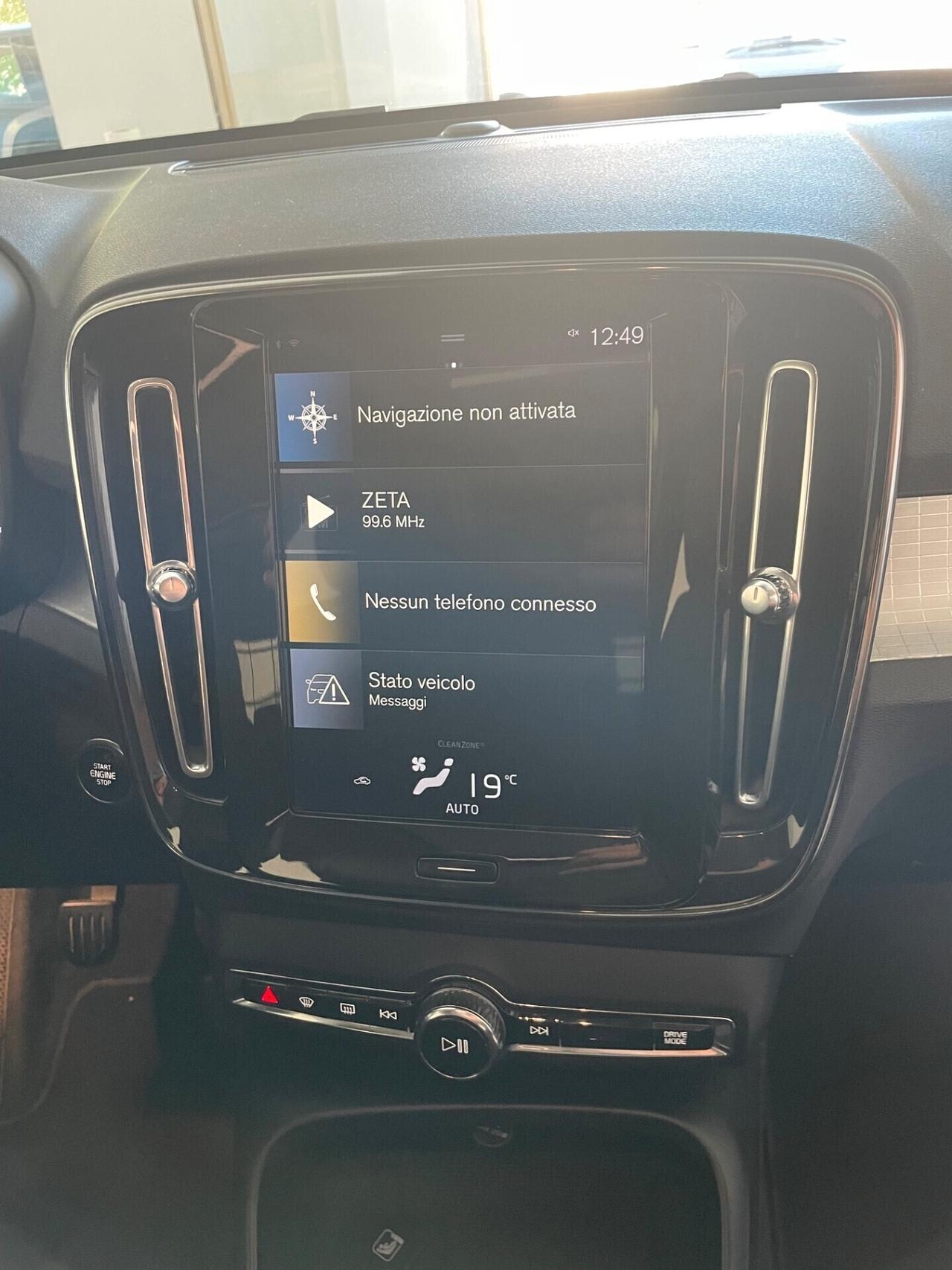 VOLVO XC40 D3 MOMENTUM "MAI VISTA UNA SIMILE"