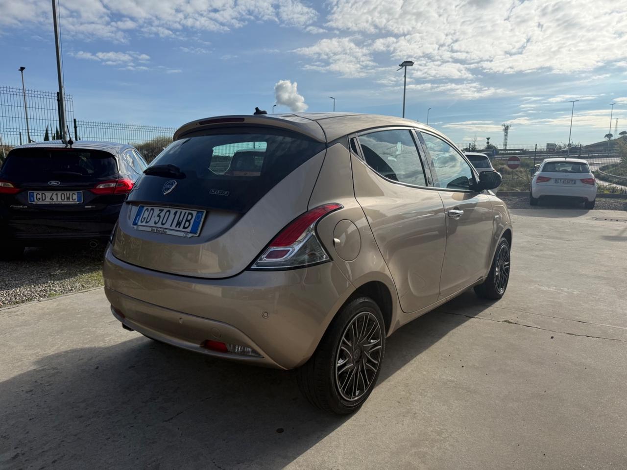 Lancia Ypsilon 1.0 FireFly 5 porte S&S Hybrid Ecochic Gold