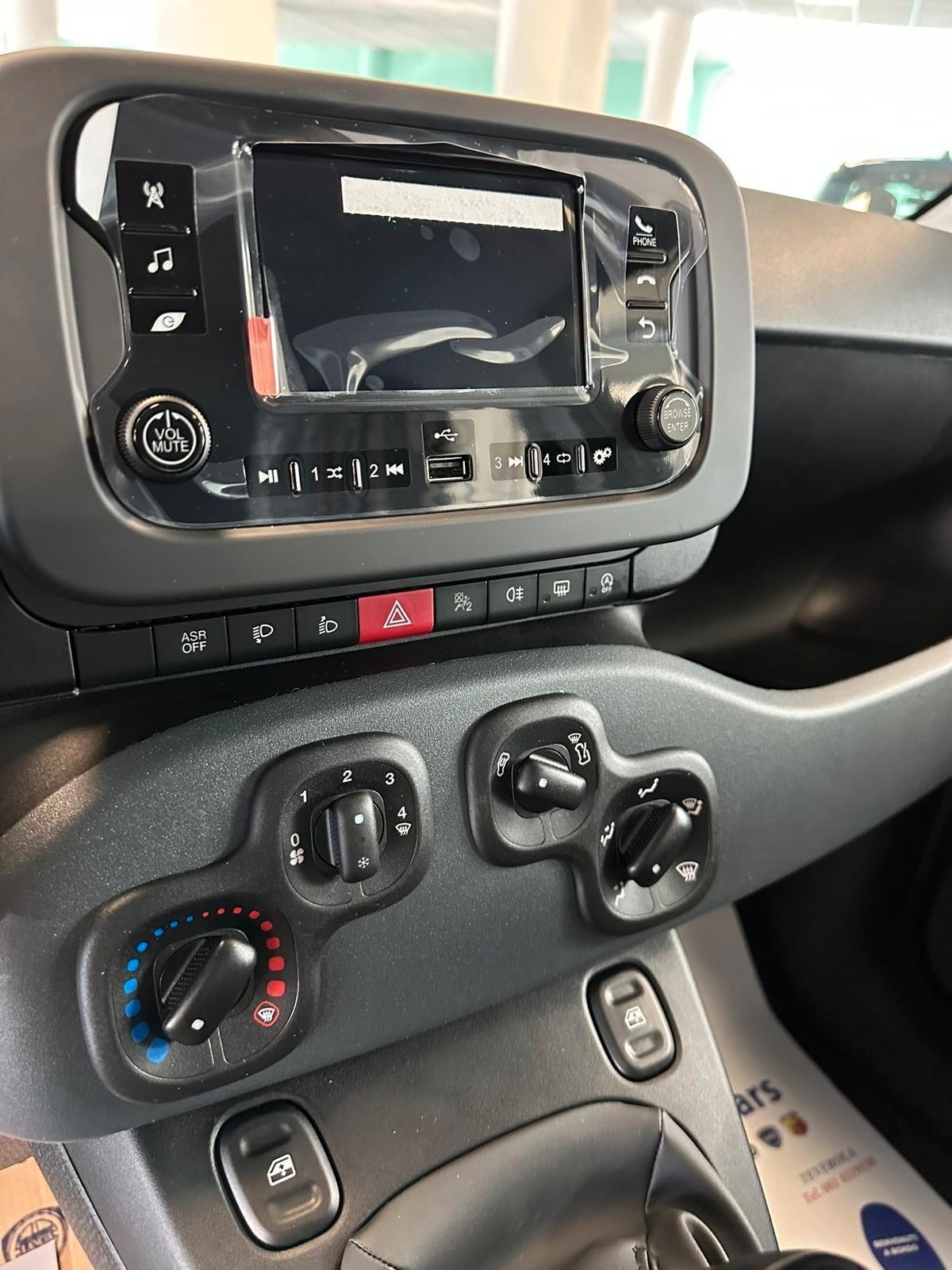 Fiat Panda 1.0 70 CV KM 0 disponibile Nero e bianca
