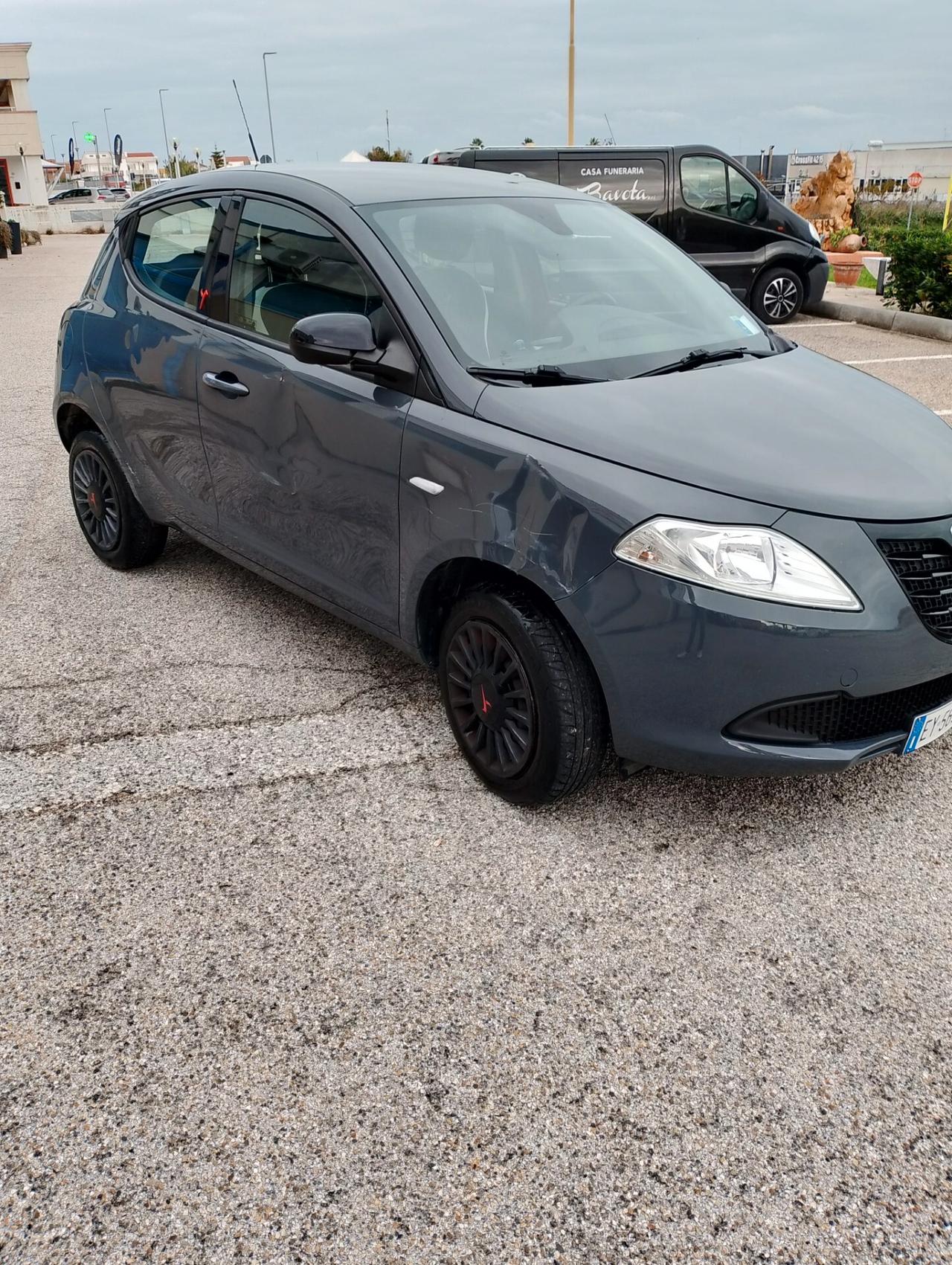 Lancia Ypsilon 0.9 TwinAir 85 CV 5 porte Metano Ecochic Silver