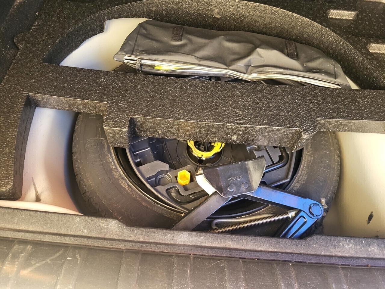 PEUGEOT 2008 1,6 HDI-TETTO PANOR-NAVI-3 REVISIONI