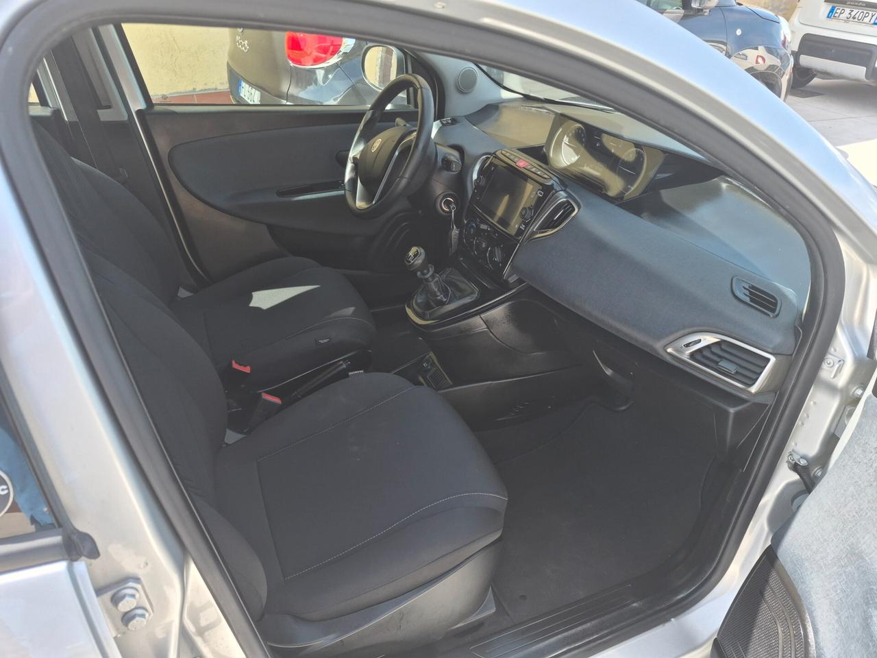 Lancia Ypsilon 1.0 FireFly 5 porte S&S Hybrid Ecochic Silver