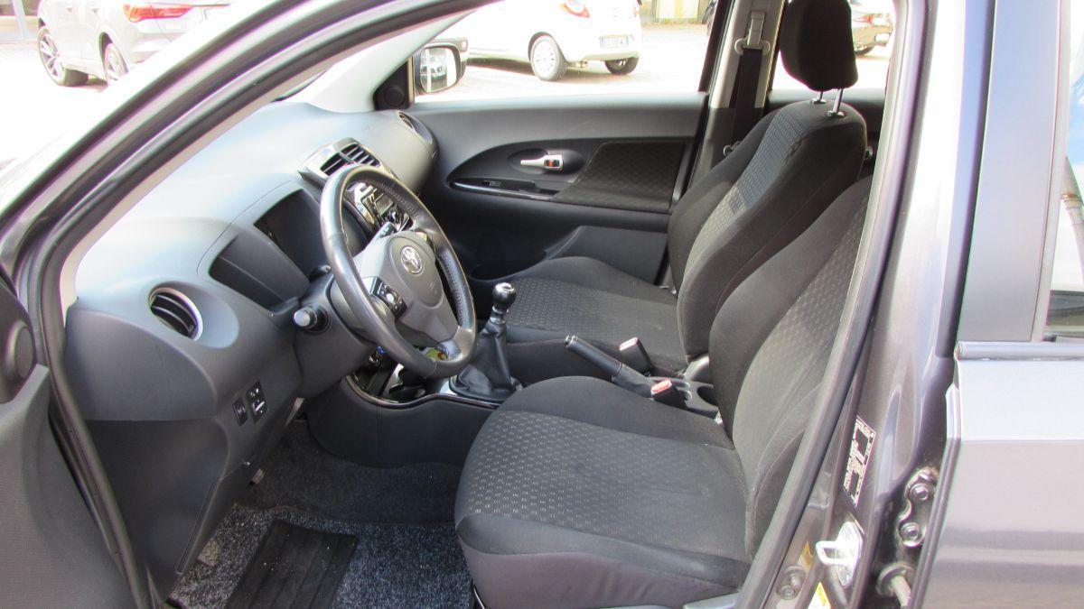 TOYOTA - Urban Cruiser - Cruiser 1.4 D-4D AWD Luxury