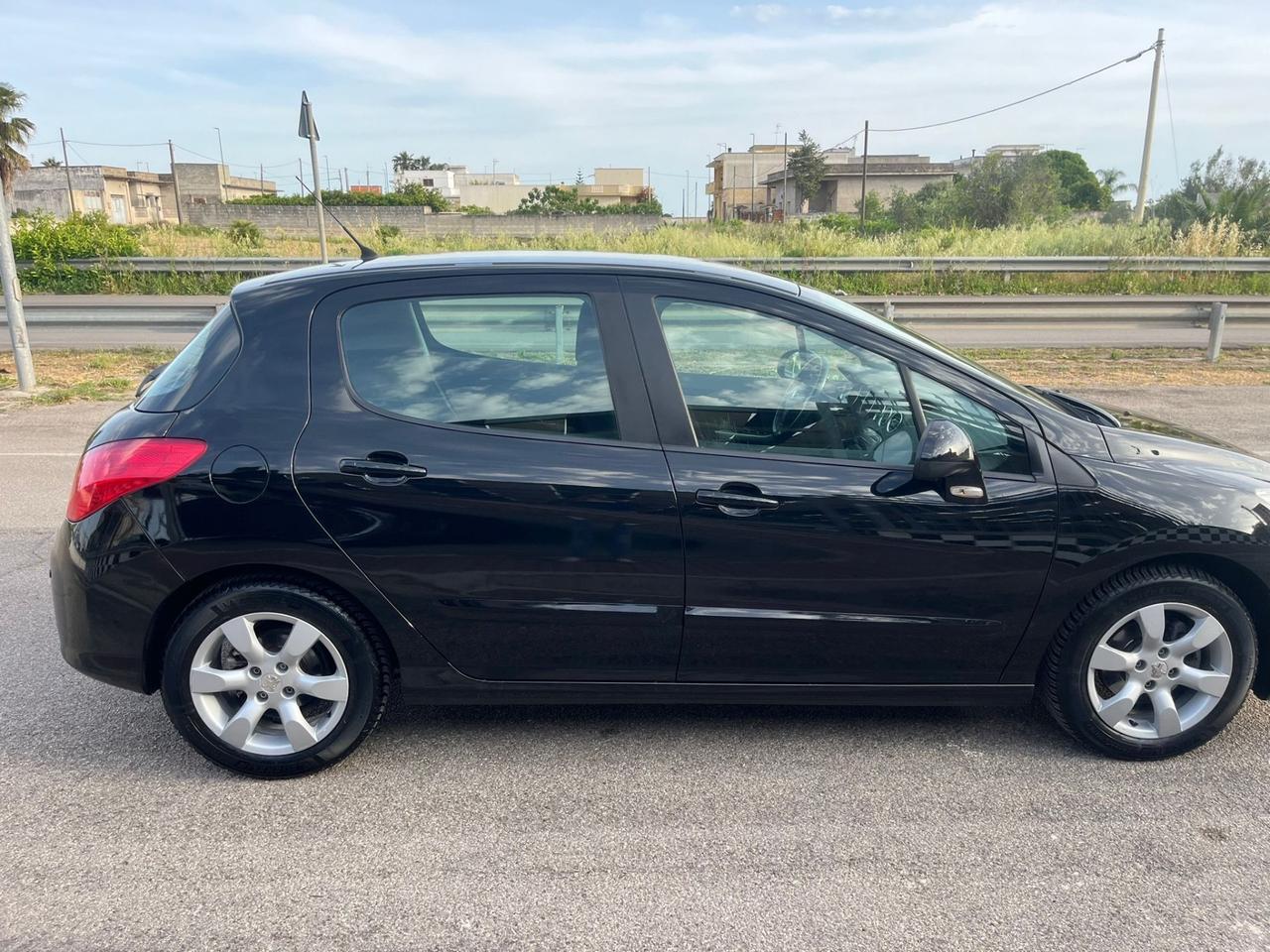 Peugeot 308 1.4 benzina/gpl 2011