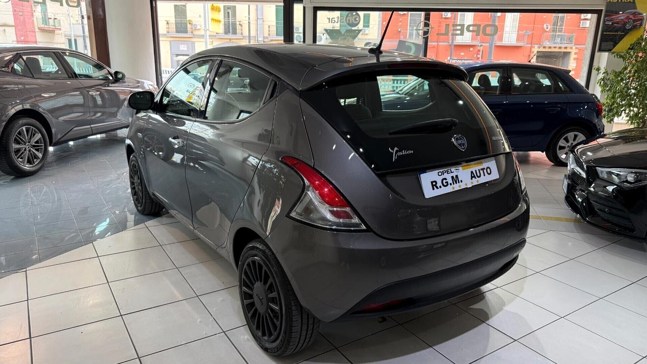 Lancia Ypsilon 1.0 FireFly 5 porte S&S Hybrid Silver