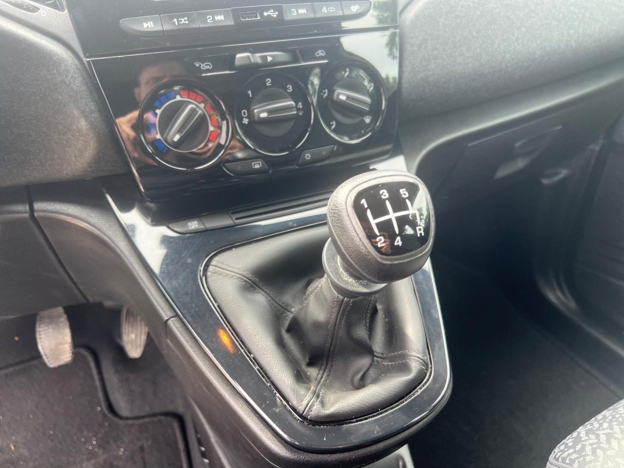 Lancia Ypsilon 1.2 69 CV Platinum NEOPATENTATI PERMUTE RATE GARANZIA