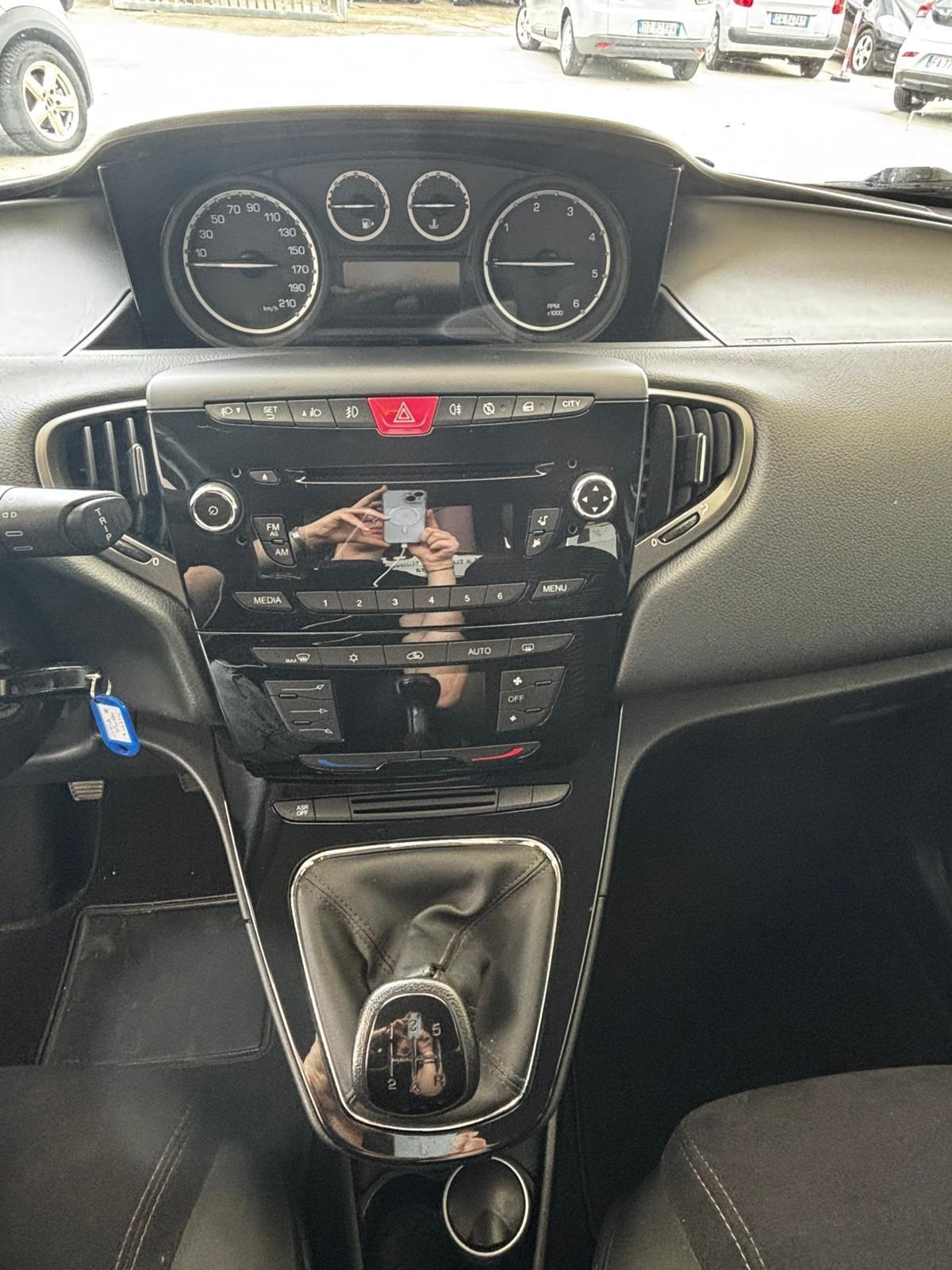 Lancia Ypsilon 1.3 MJT 75 CV Platinum