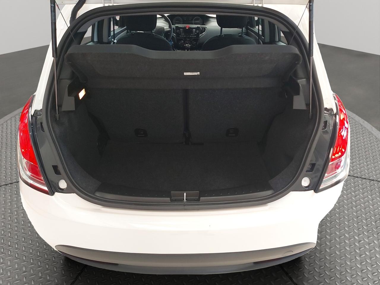 Lancia Ypsilon 1.0 FireFly 5 porte S&S Hybrid Silver