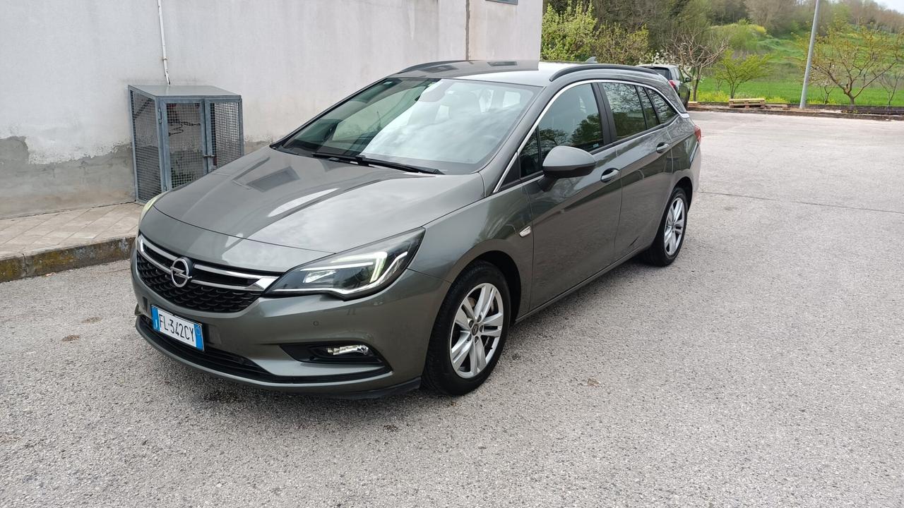 Opel Astra 1.6 Diesel anno 2017 navigatore