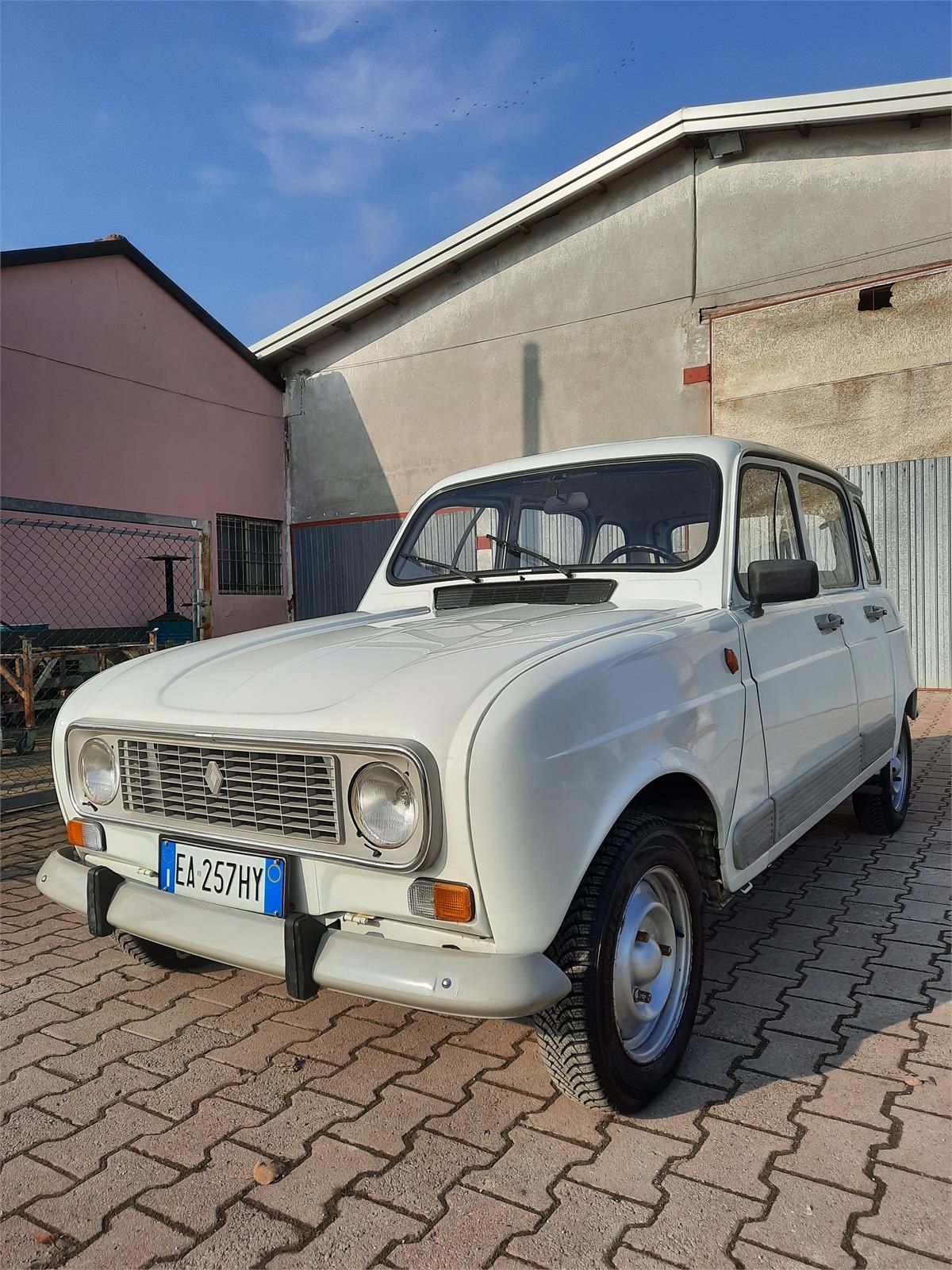 RENAULT R4 