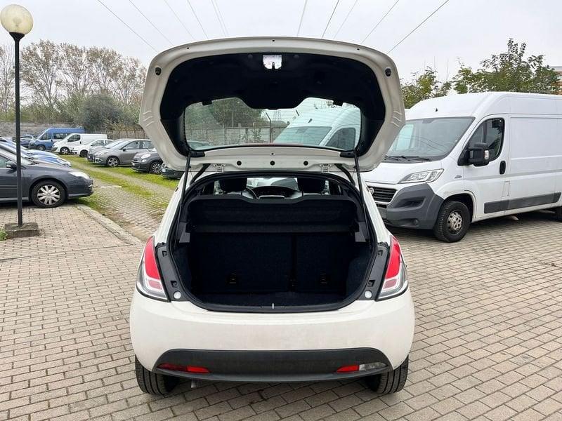 Lancia Ypsilon 1.0 FireFly 5 porte S&S Hybryd Gold