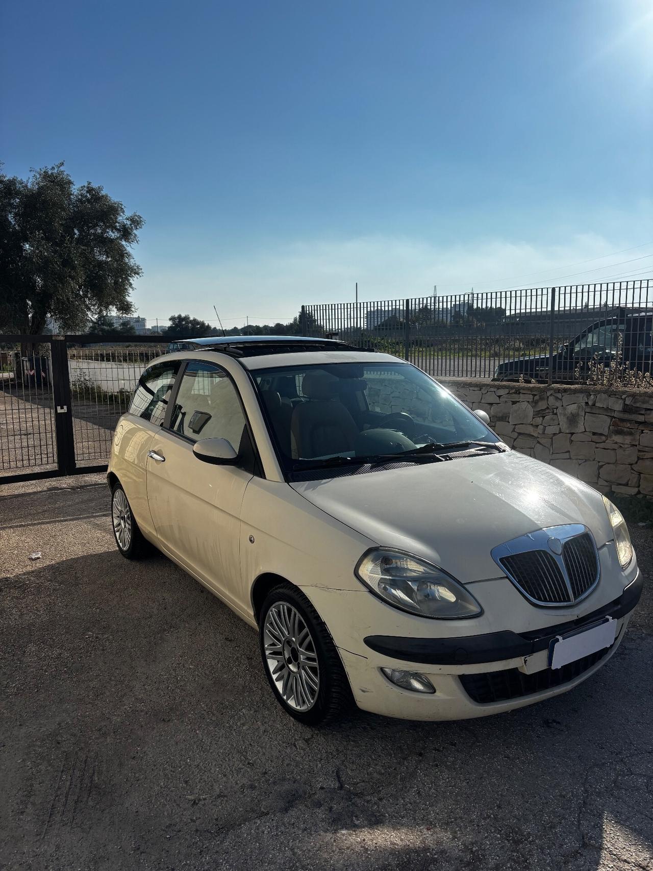 Lancia Ypsilon 1.2 16V Platino