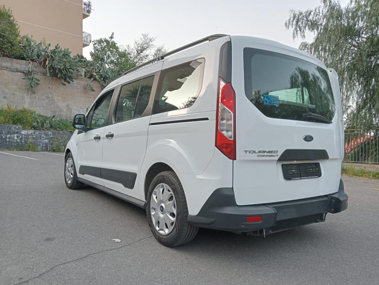 Ford Tourneo Connect Pianale ribassato con rampa disabili in carrozzina